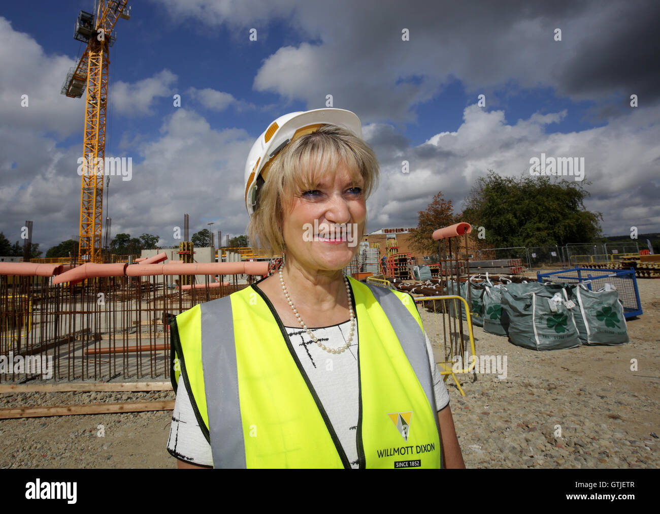 Maureen Johnson, Preside del Weald of Kent Grammar School, sul sito della costruzione della nuova scuola allegato a Sevenoaks, Kent, a seguito di una piantagione di alberi evento per segnare l'inizio dei lavori di costruzione. Foto Stock