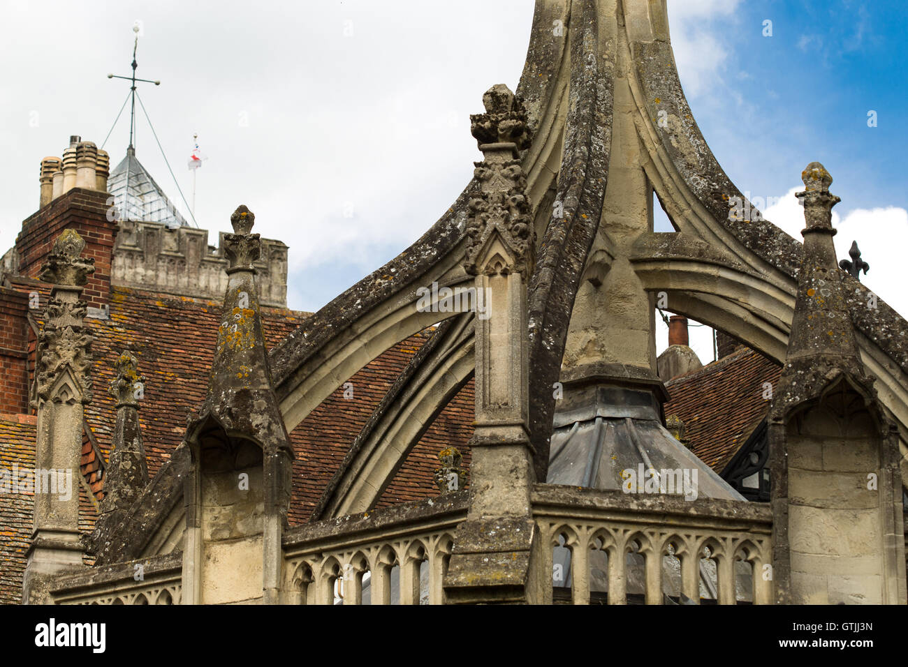 Pollame medievale croce e architettura storica Salisbury England Regno Unito Foto Stock