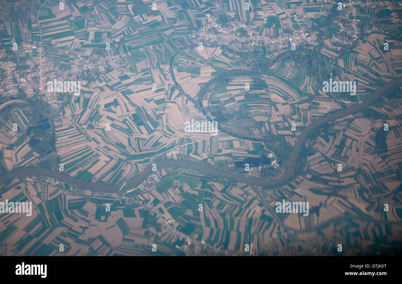 Blick aus einem Flugzeug auf eine Landschaft in Serbien. Foto Stock