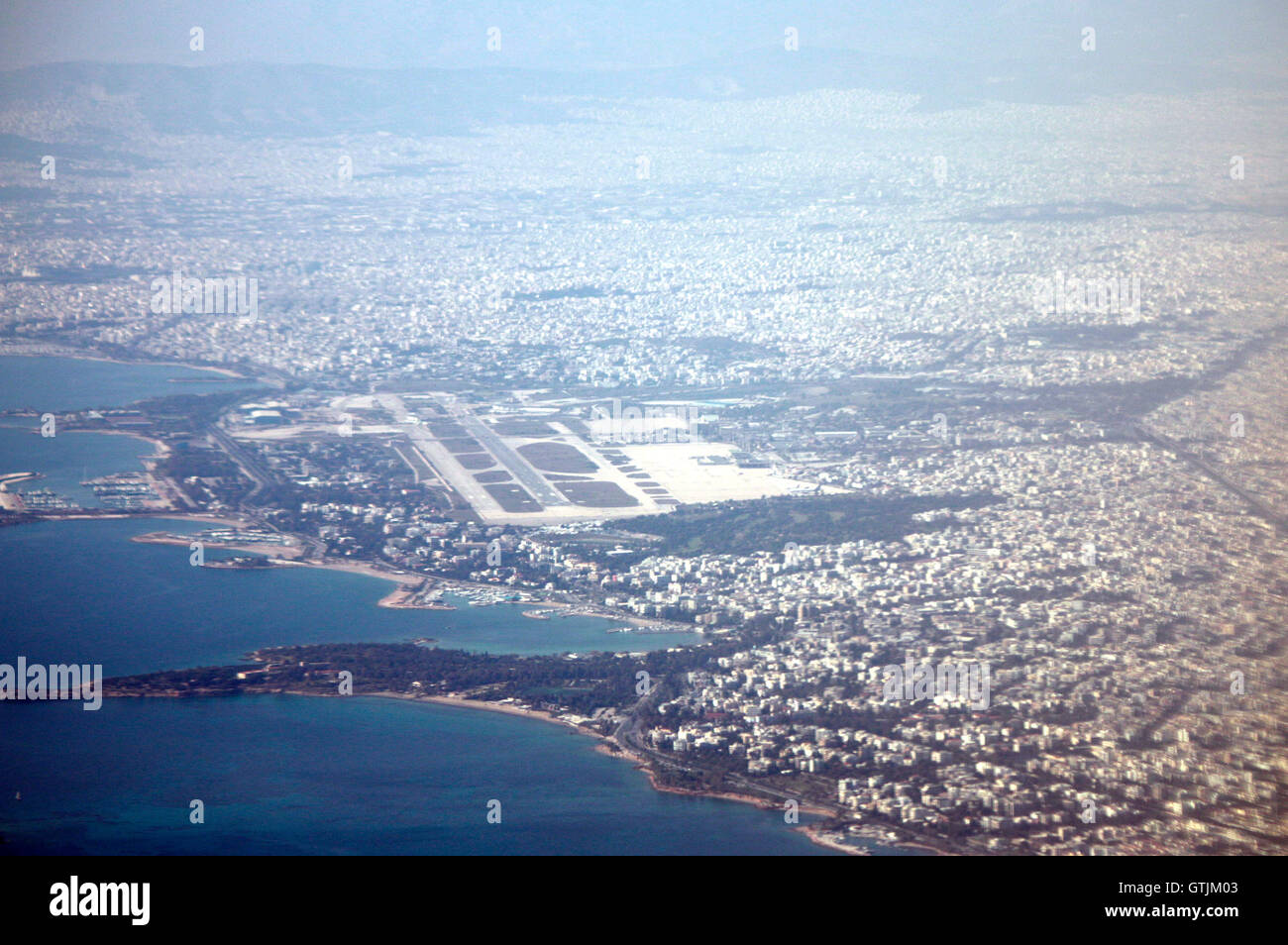 Blick aus einem Flugzeug auf Athen, griechenland. Foto Stock