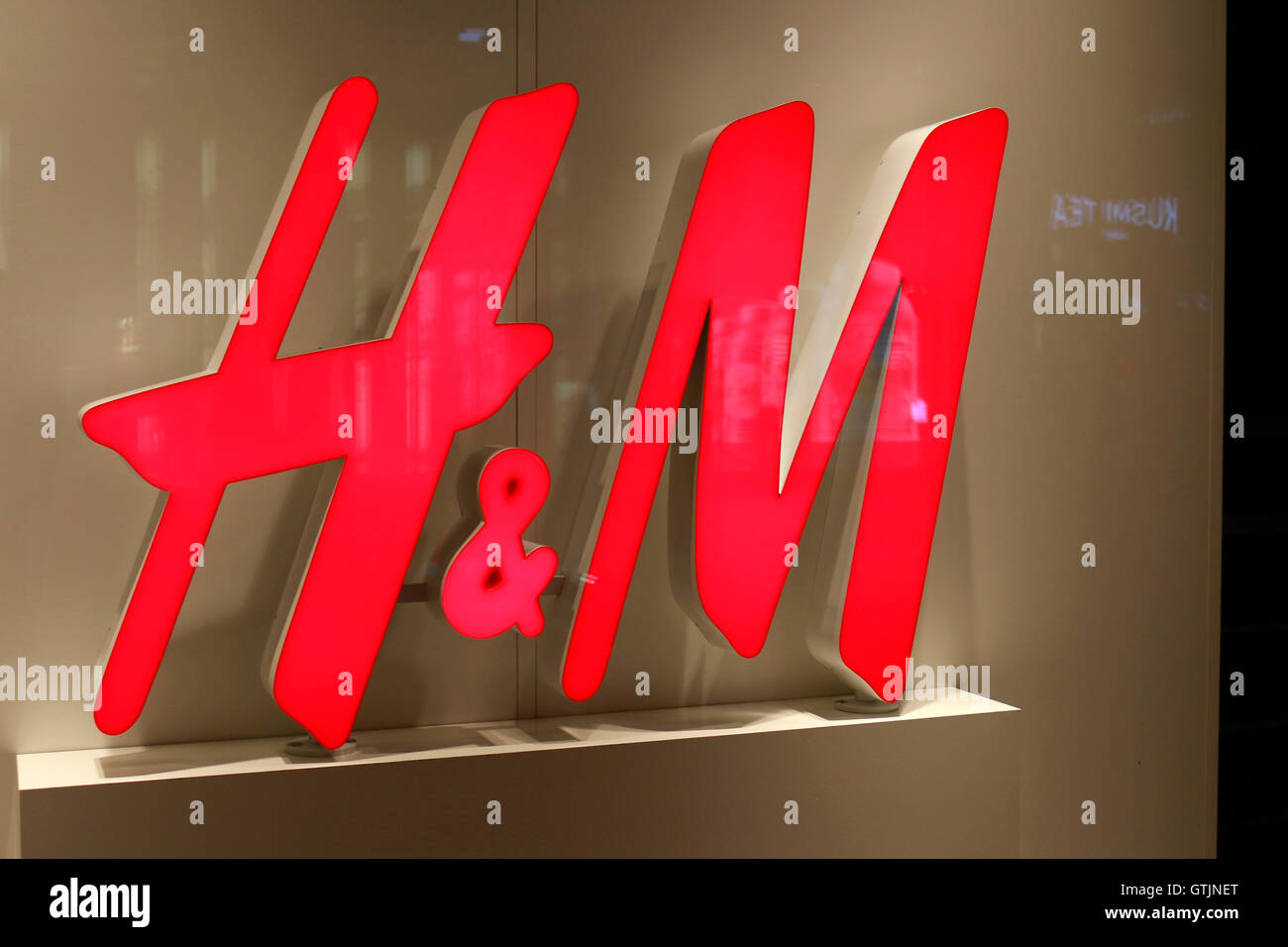 Logo der Marke 'H und M', Berlino. Foto Stock