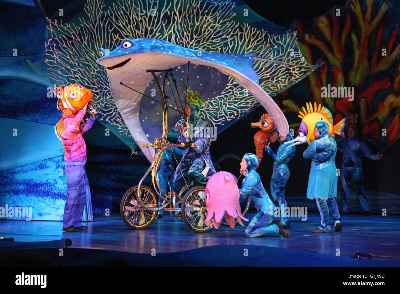 Orlando, Florida. Gennaio 12th, 2010. Una scena di alla ricerca di Nemo - Il Musical è il Regno degli Animali di Disney e a Walt Disney World. Foto Stock