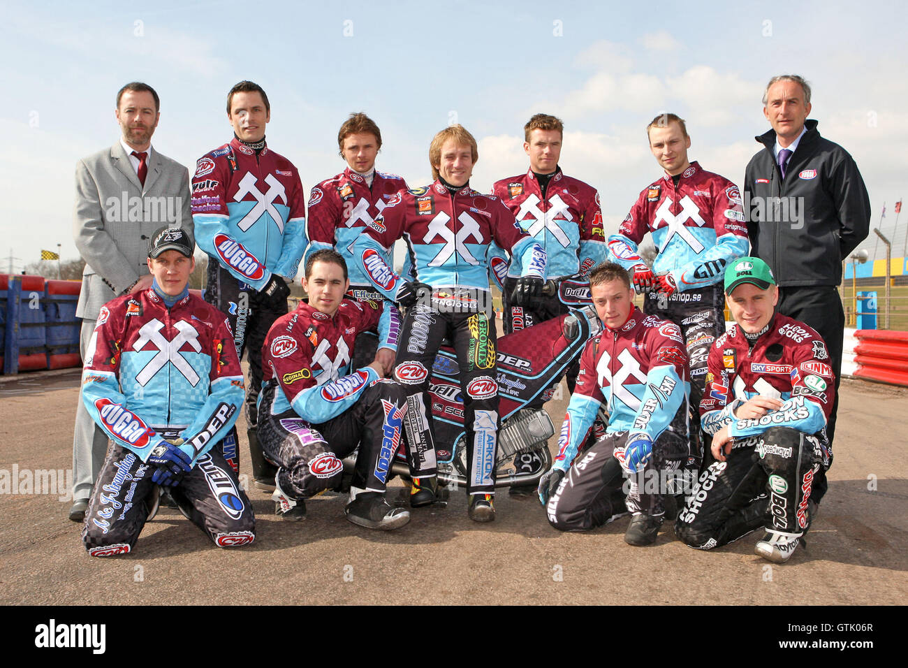 Lakeside Martelli 2009, (in piedi da l): Staurt Douglas, Phil Morris, Jonas Davidsson, Adam scudi, Stuart Robson, Joonas Kylmakorpi, Jon Cook, (inginocchiato da L): Kauko Nieminen, Chris Mills, Rob Mear, Lee Richardson - Lakeside Martelli Press & giorno di pratica presso Arena Essex Raceway - 17/03/09 Foto Stock