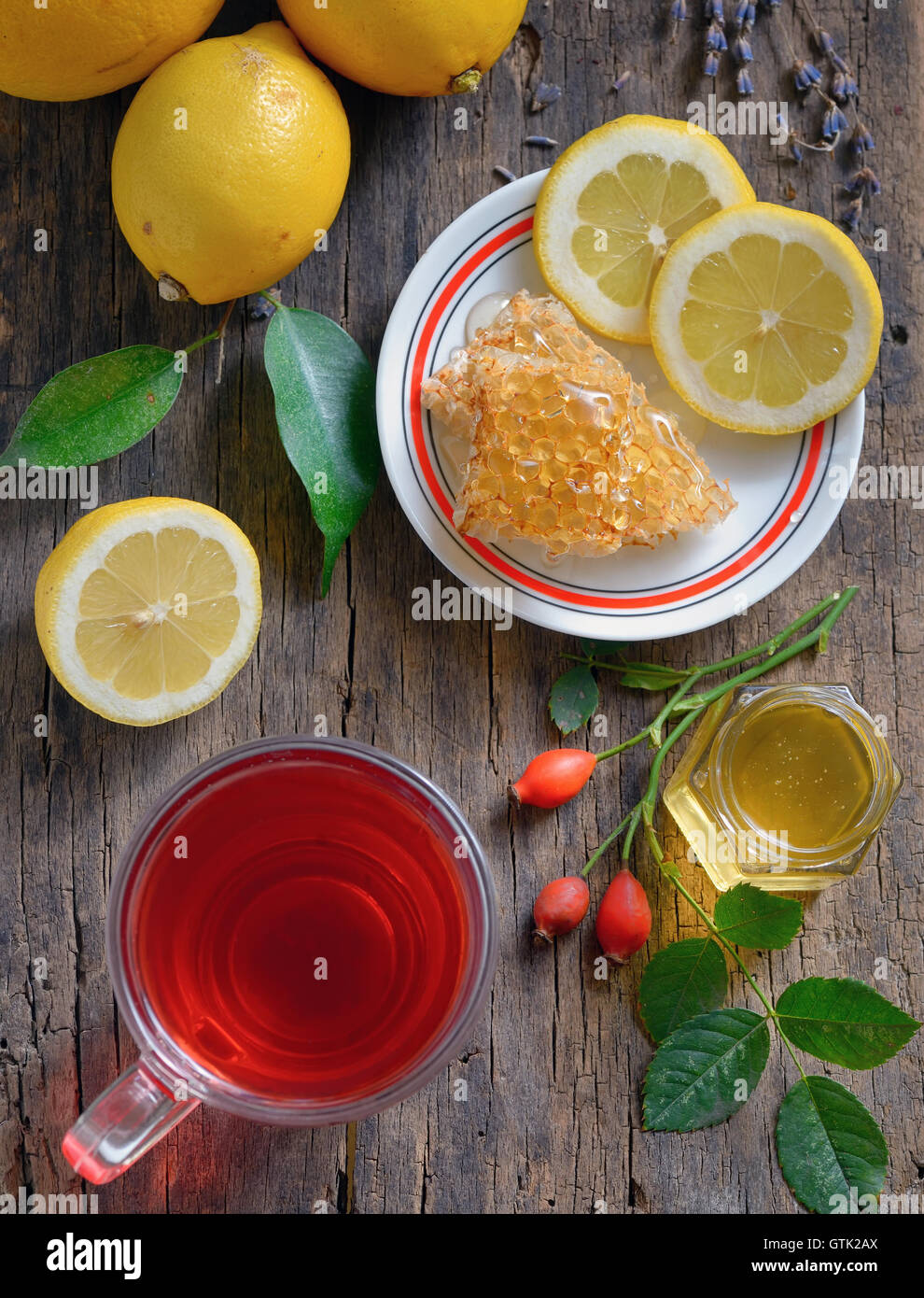 Il tè di rosa canina con limone e miele Foto Stock