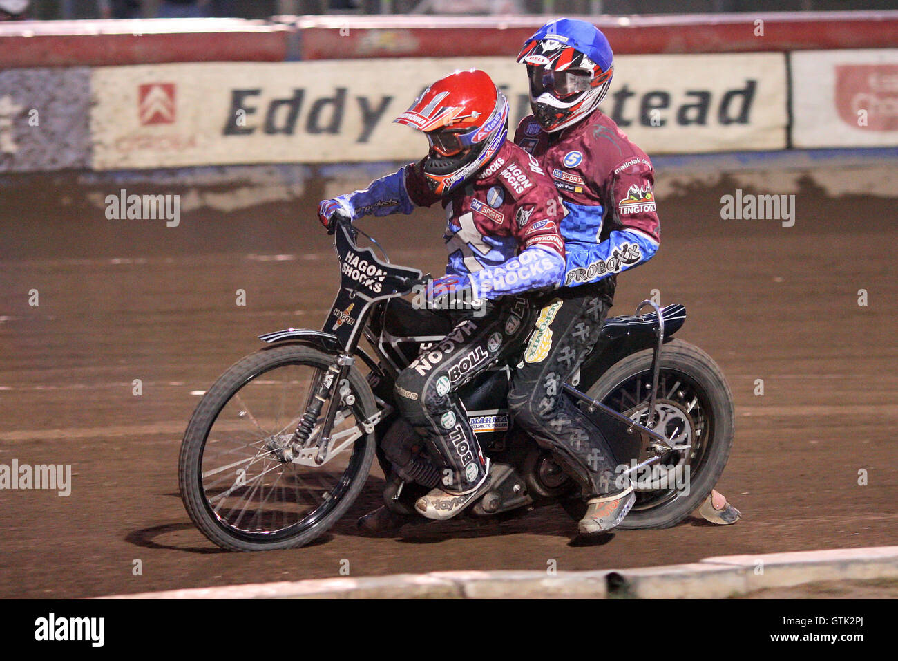 Il calore 13: Lee Richardson (rosso) fornisce protezioni Adam a sollevare nuovamente ai box - Lakeside Martelli vs Poole Pirates - Sky Sport Elite League Speedway a Arena Essex Raceway, Hereford, Essex - 02/08/10 Foto Stock