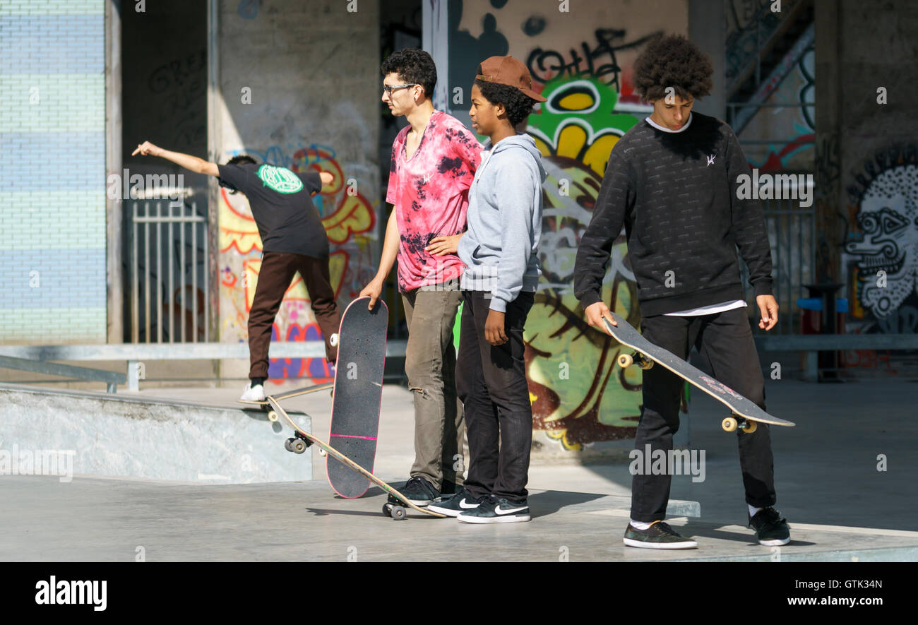 DORDRECHT, Paesi Bassi - 3 Settembre 2016: gruppo di giovani kateboarders appendere fuori all'apertura ufficiale del nuovo skateboard Foto Stock