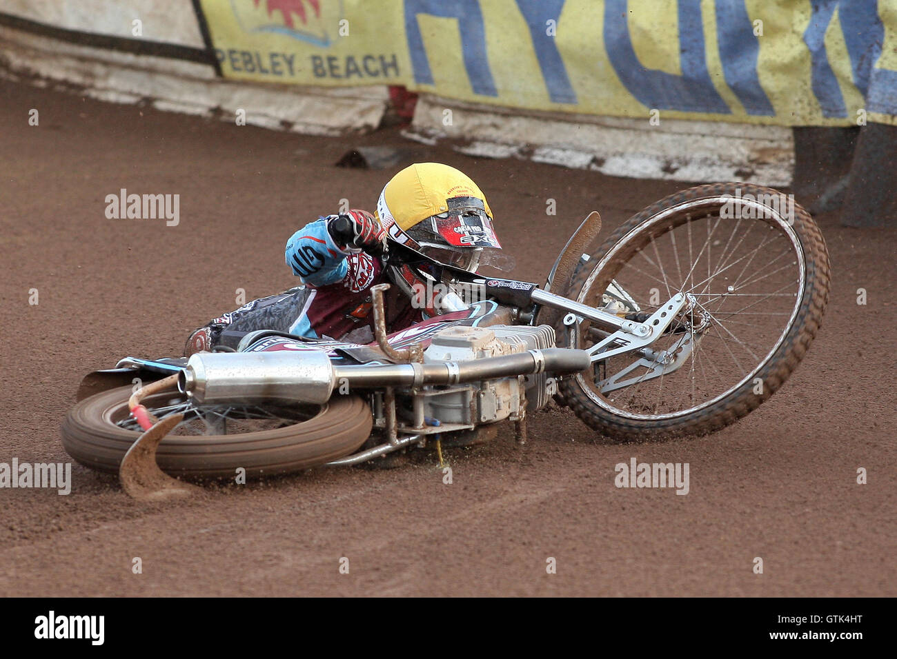 Scaldare 1: Joonas Kylmakorpi crash fuori gara - Swindon Robins vs Lakeside Martelli - Sky Sport Elite League Speedway di Abbey Stadium - 28/05/09 Foto Stock