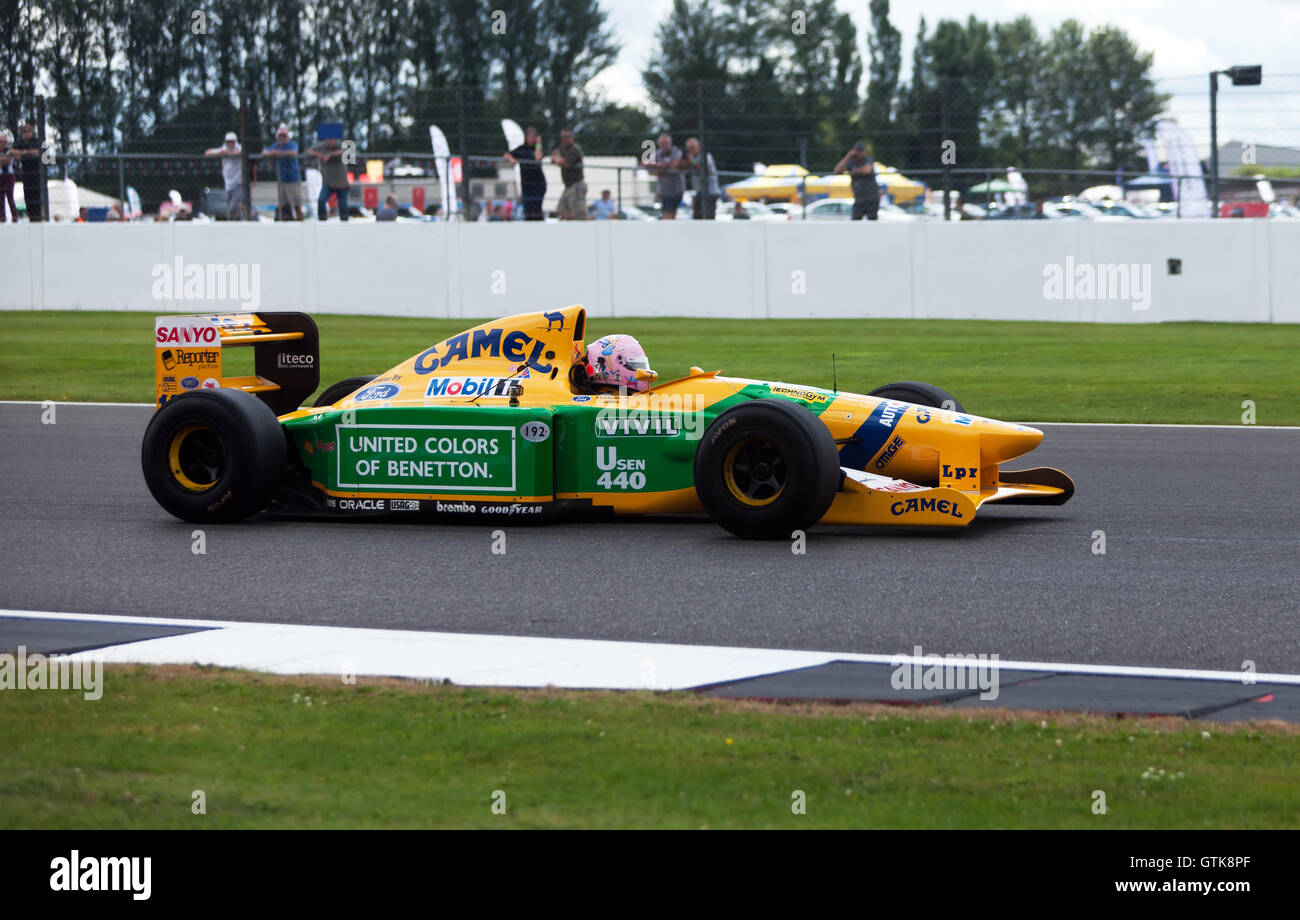 Un 1992 Benetton B192 auto di Formula Uno, precedentemente pilotata da Michael Schumacher, essendo dimostrato al 2016 Silverstone Classic Foto Stock