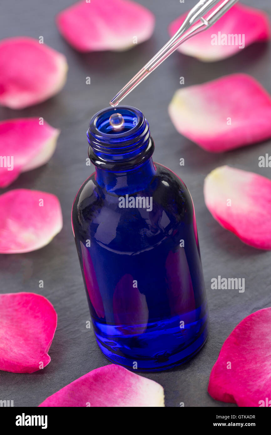 Bottiglie di olio essenziale per aromaterapia . Rose Spa Foto Stock