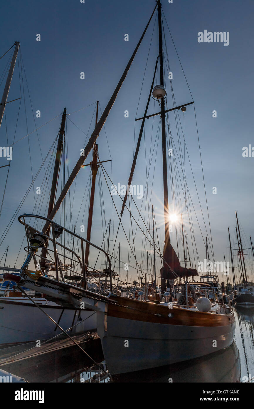 Prua e piloni in punto Roberts marina al crepuscolo, nello stato di Washington, USA Foto Stock