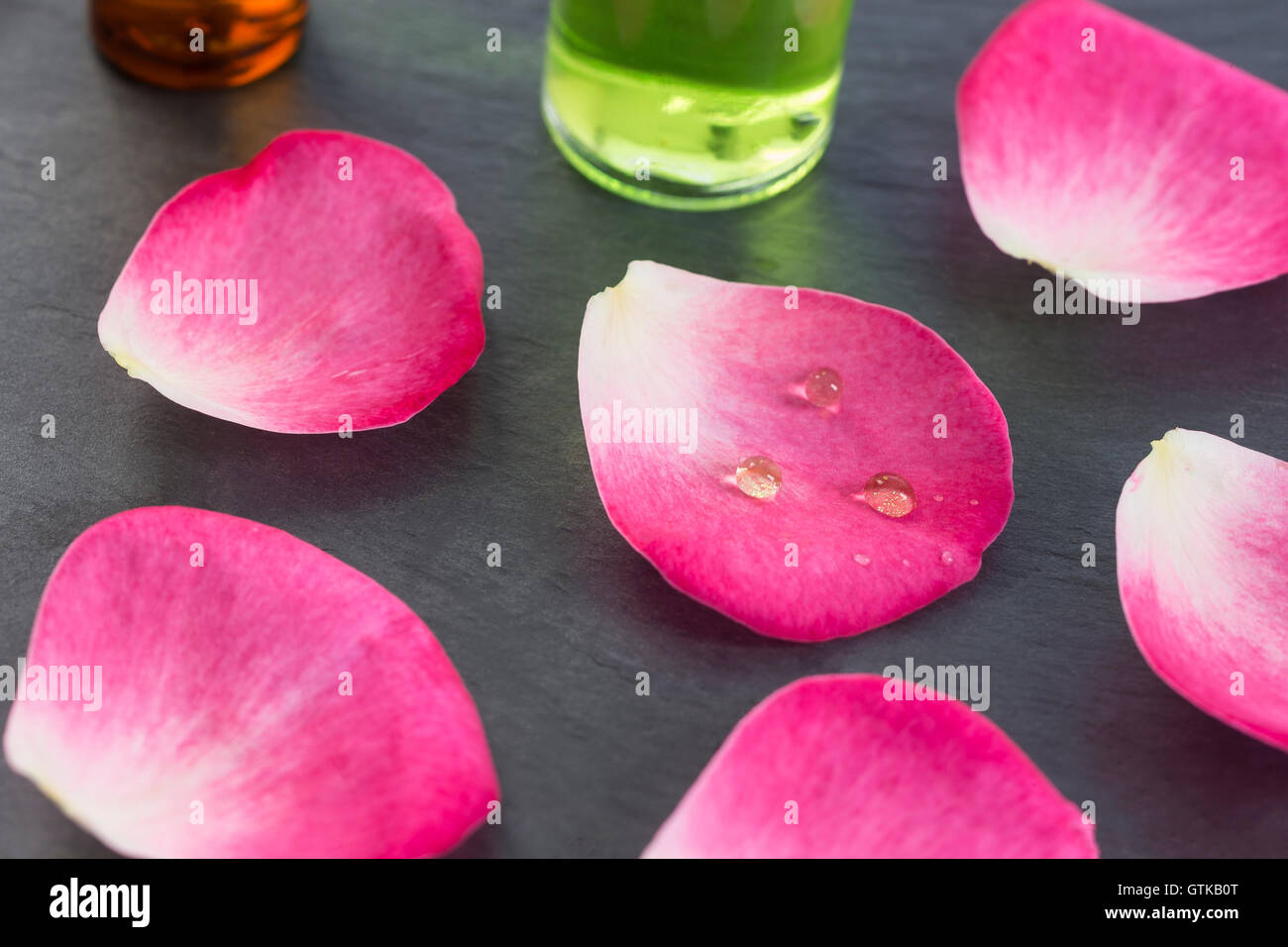 Bottiglie di olio essenziale per aromaterapia . Rose Spa Foto Stock