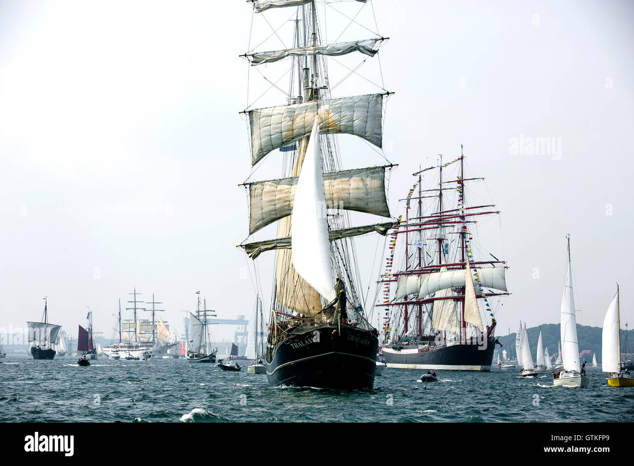 Nave a vela a Windjammer Parade durante la Kieler Woche. Foto Stock