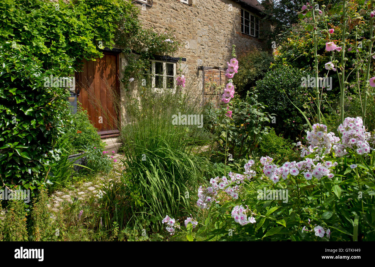 Vecchio villaggio bungalow e giardino, Beckley,Oxfordshire,Inghilterra Foto Stock