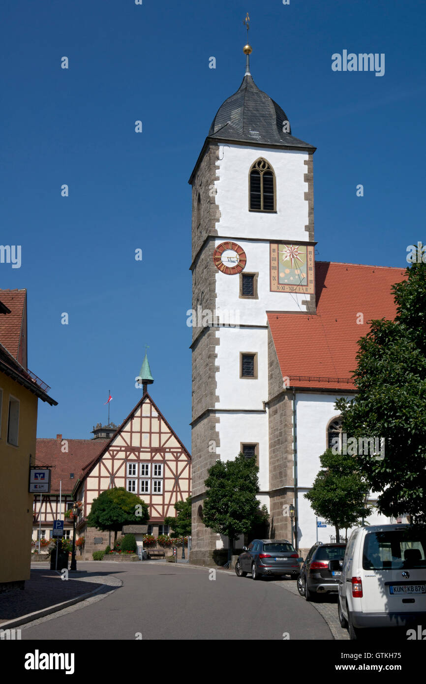 La chiesa e gli edifici di vecchia costruzione nel centro di Waldenburg,Baden-Wurttemberg,Germania Foto Stock