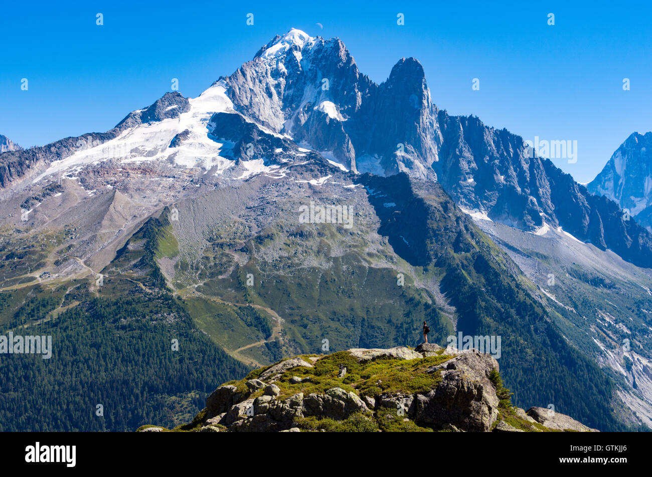 Aiguille Verte e Aiguille du Dru, Chamonix Mont Blanc con piccola figura solitaria Foto Stock