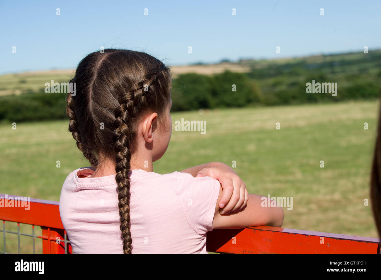 Piccolo bambino guardando a vista Foto Stock