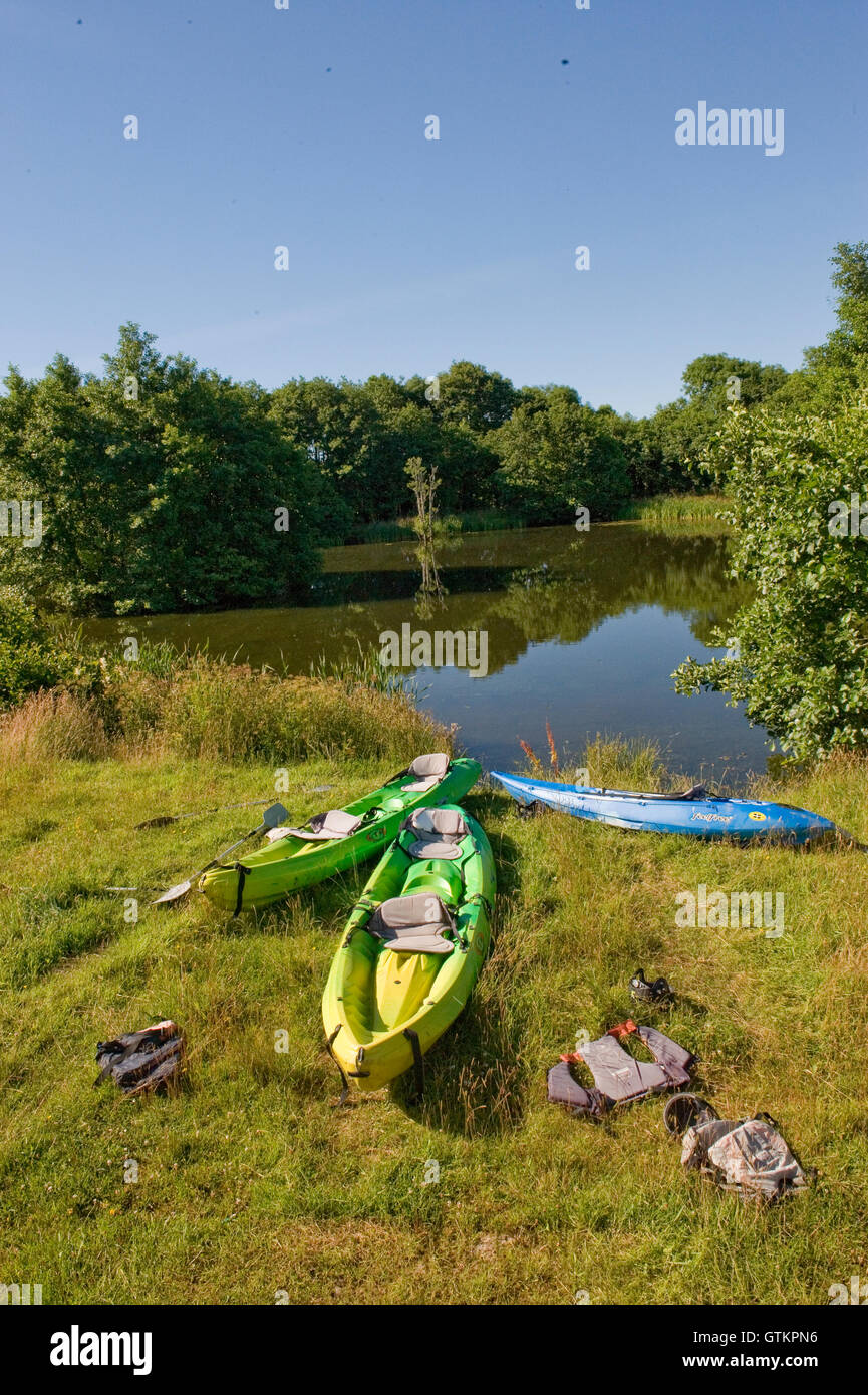 attrezzatura da kayak al lago Foto Stock