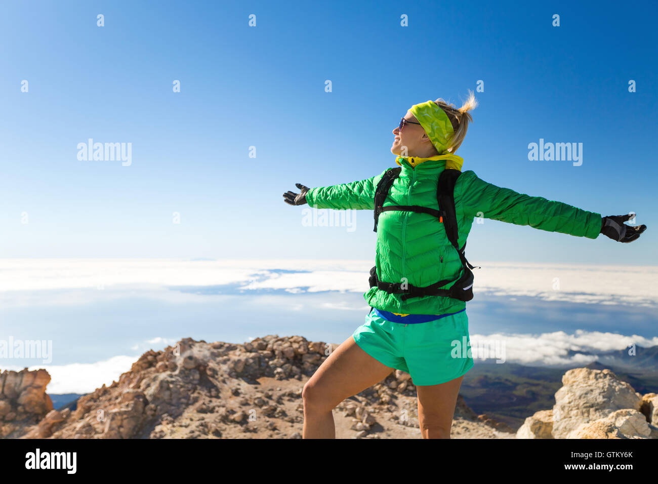 Donna escursionista successo campeggio arrampicata in montagna, ispirazione e motivazione orizzontale sull isola e dell'oceano. Escursionista femmina wit Foto Stock