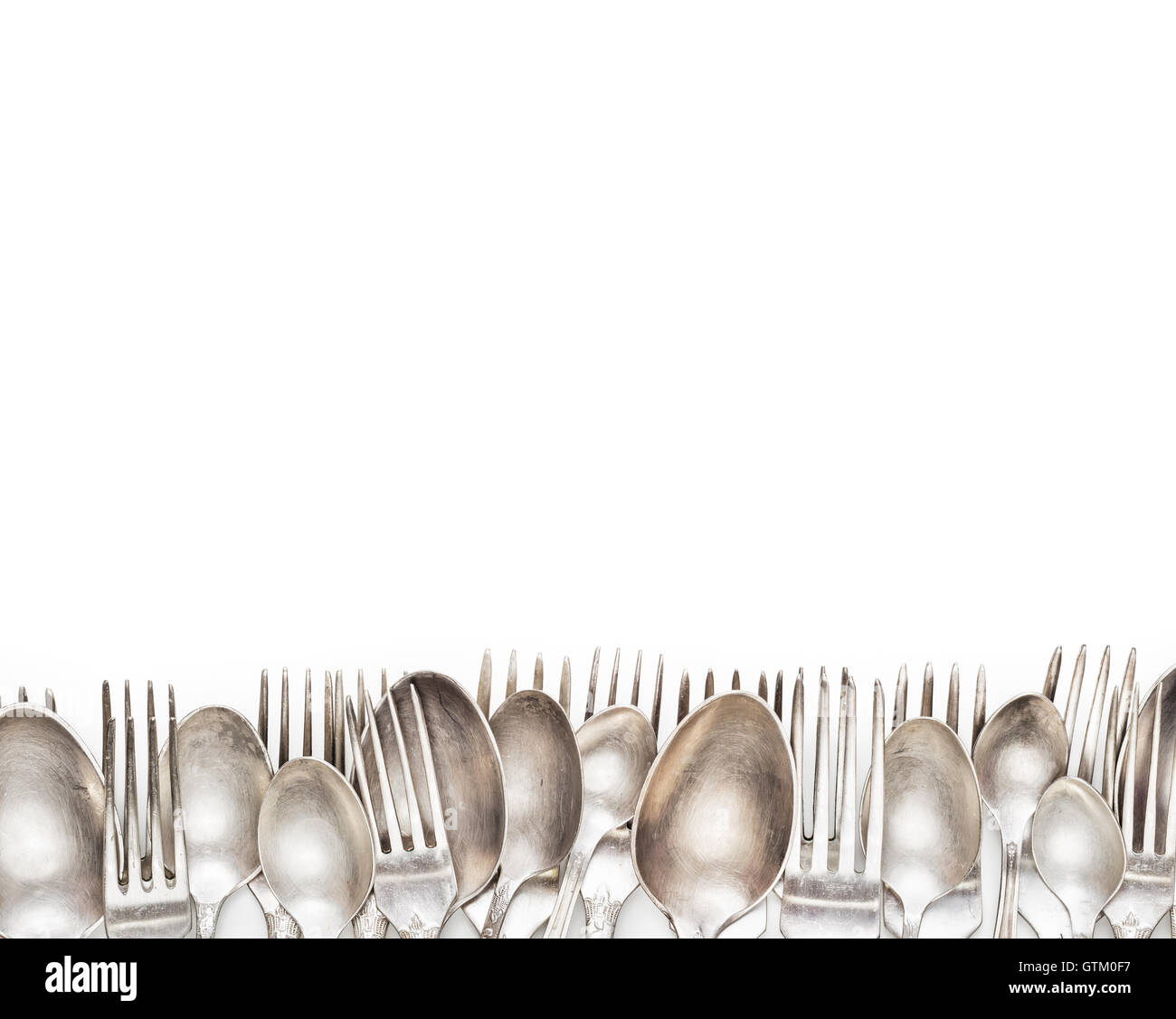 Età argento vintage forchette e cucchiai border isolati su sfondo bianco. Cucchiaio e forchetta sfondo. Foto Stock