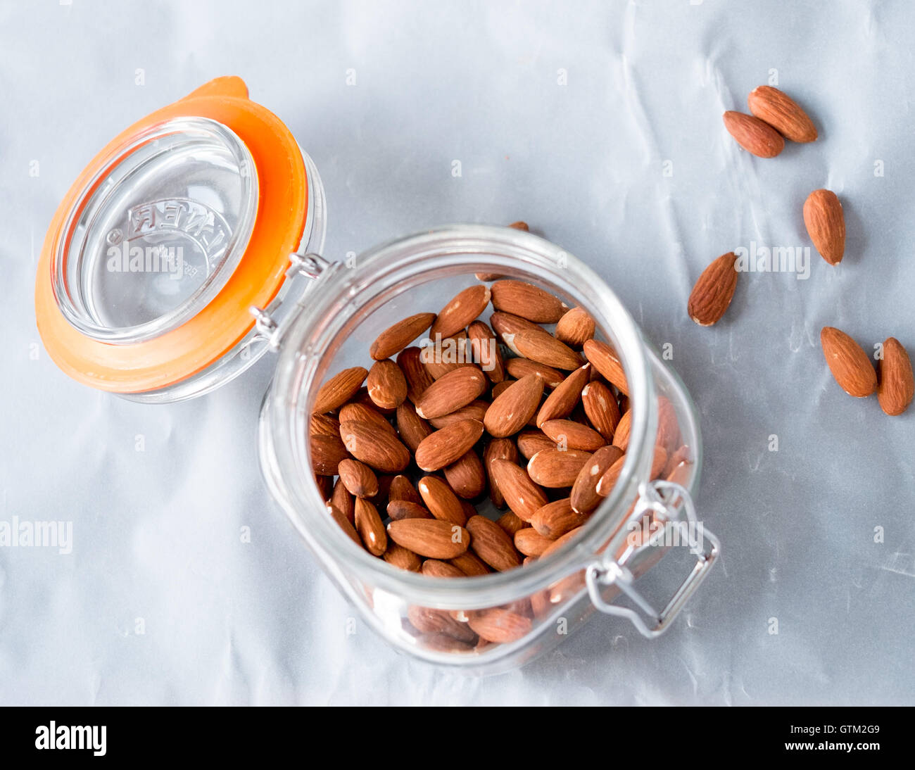Vasetto di mandorle Foto Stock