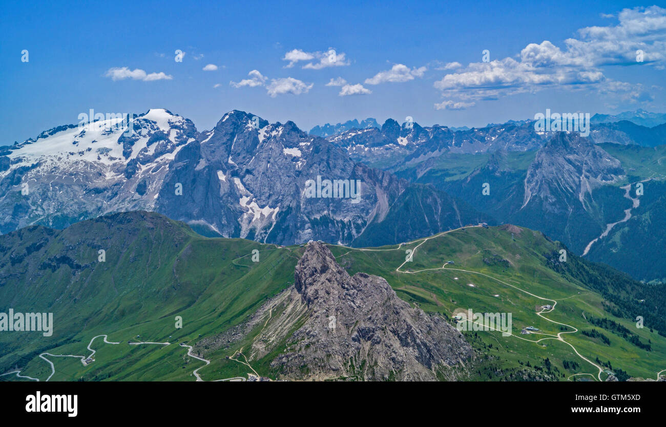 Una vista giù per le strade dalla dolomite picchi di montagna Foto Stock