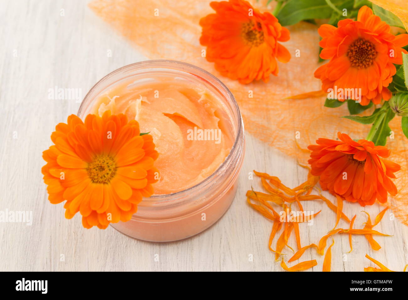 Calendula crema con un fresco bouquet di fiori. cosmesi naturale Foto Stock