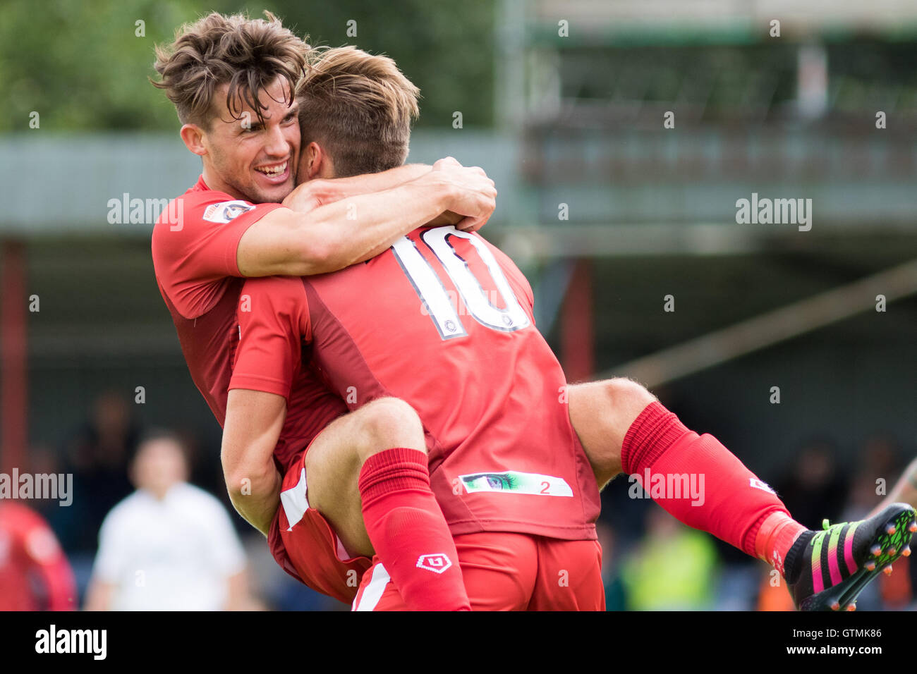 Ryan Wilson celebra un goal per Alfreton Town con Dan Bradley (10) Foto Stock