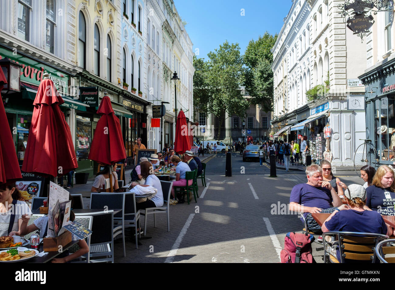 Diners fuori cafe, Museo Street, Bloomsbury, London, Regno Unito Foto Stock