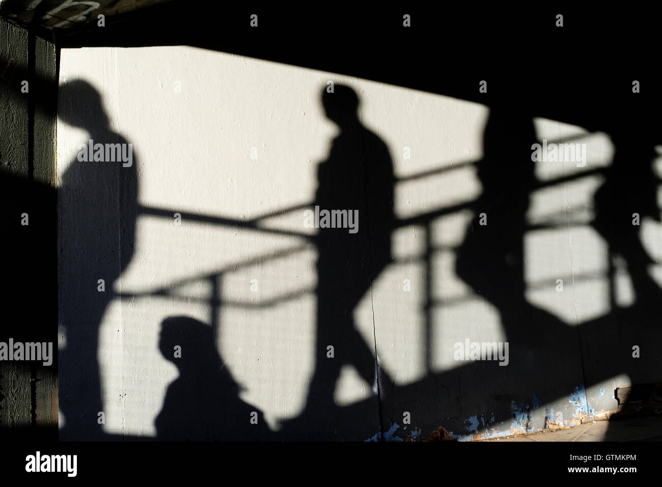 Le ombre delle figure su scale Foto Stock