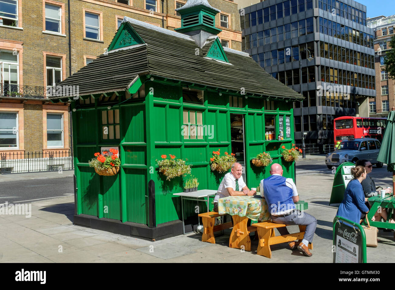 Ex Taxi driver' hut convertito al cafe, Russell Square, Bloomsbury, Londra Foto Stock