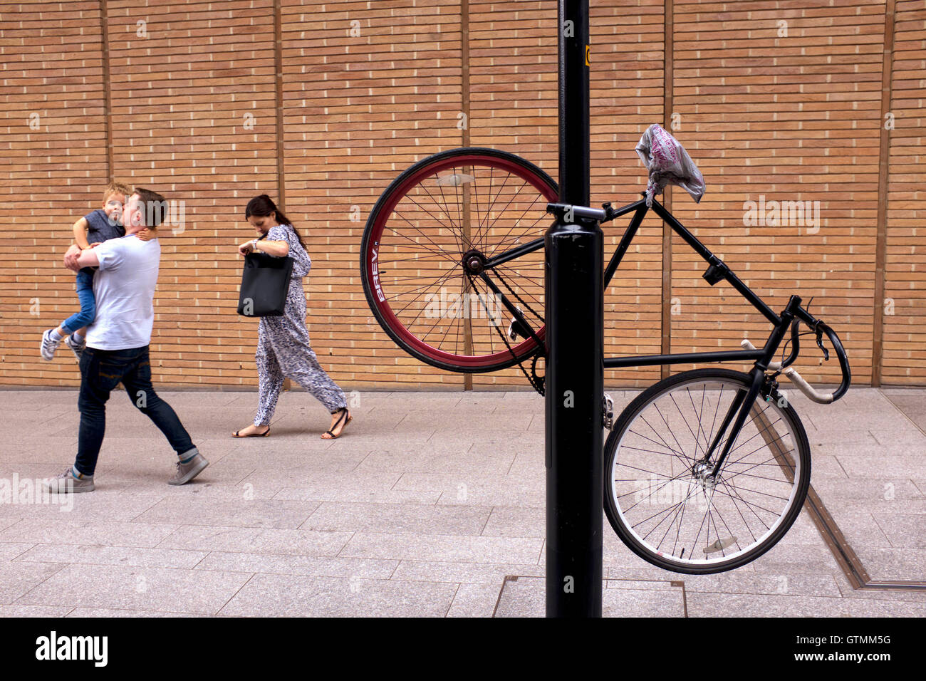 Bike incatenato ad un lampione, il Ponte di Londra, UK, Regno Unito Foto Stock