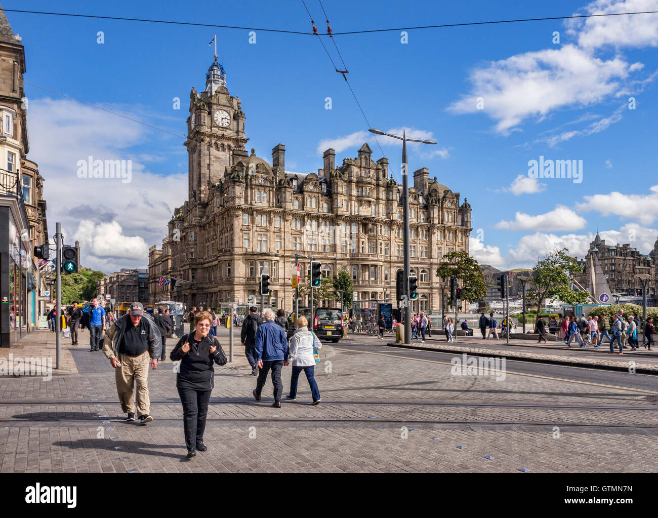 Princes Street, Edinburgh, con il Balmoral Hotel, precedentemente noto come il nord stazione britannica Hotel, Scotland, Regno Unito Foto Stock