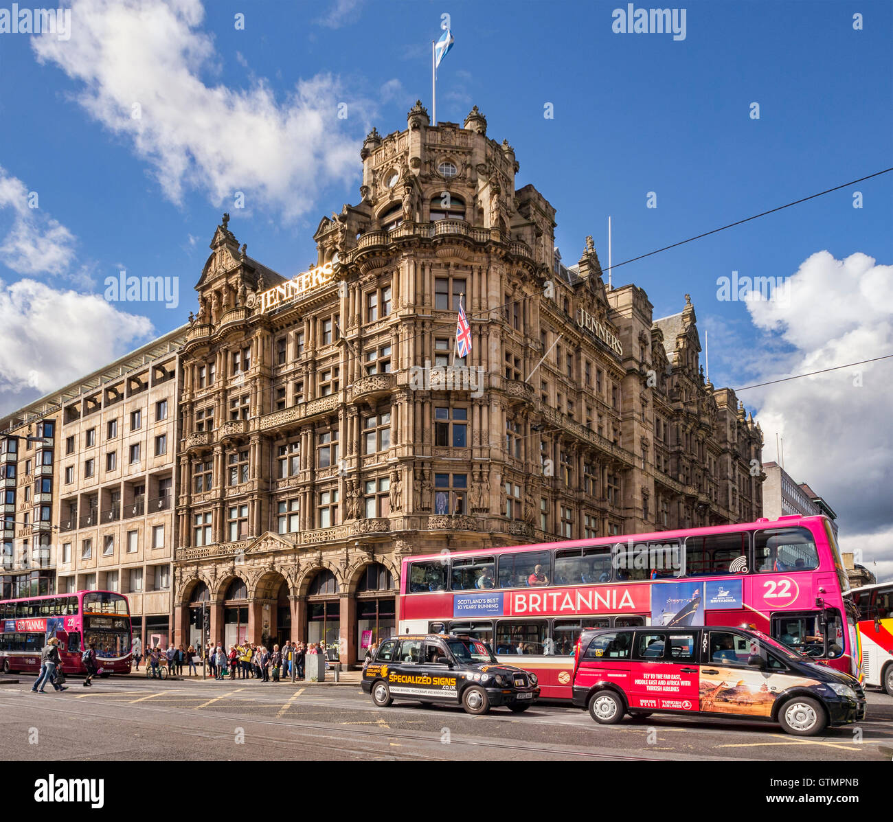 Occupato angolo di strada in Princes Street, Edinburgh, con Jenners Department Store, autobus, taxi e persone, Scotland, Regno Unito Foto Stock