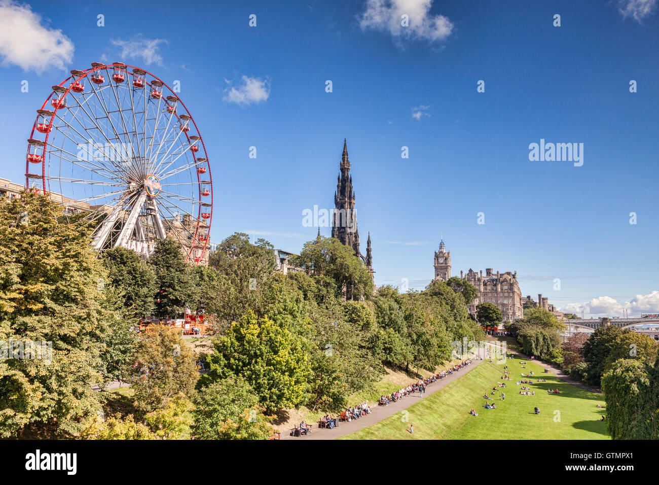 Vista est di Princes Street Gardens, Edimburgo, a fine estate con il Festival ruota, Monumento Scott e Balmoral Hotel su th Foto Stock