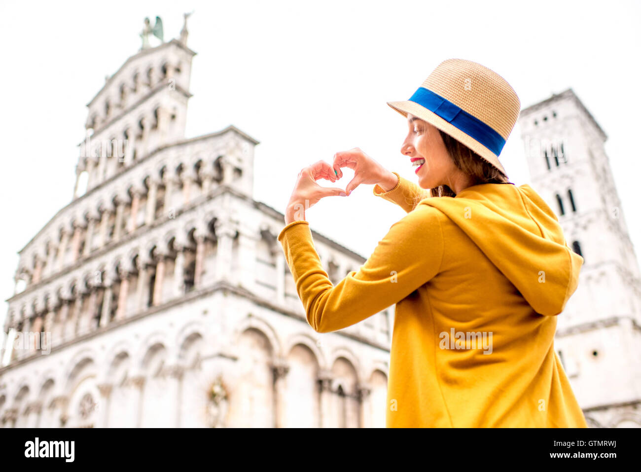 Donna che viaggia in Lucca Centro Storico Foto Stock