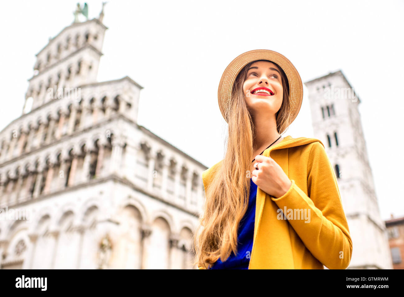 Donna che viaggia in Lucca Centro Storico Foto Stock