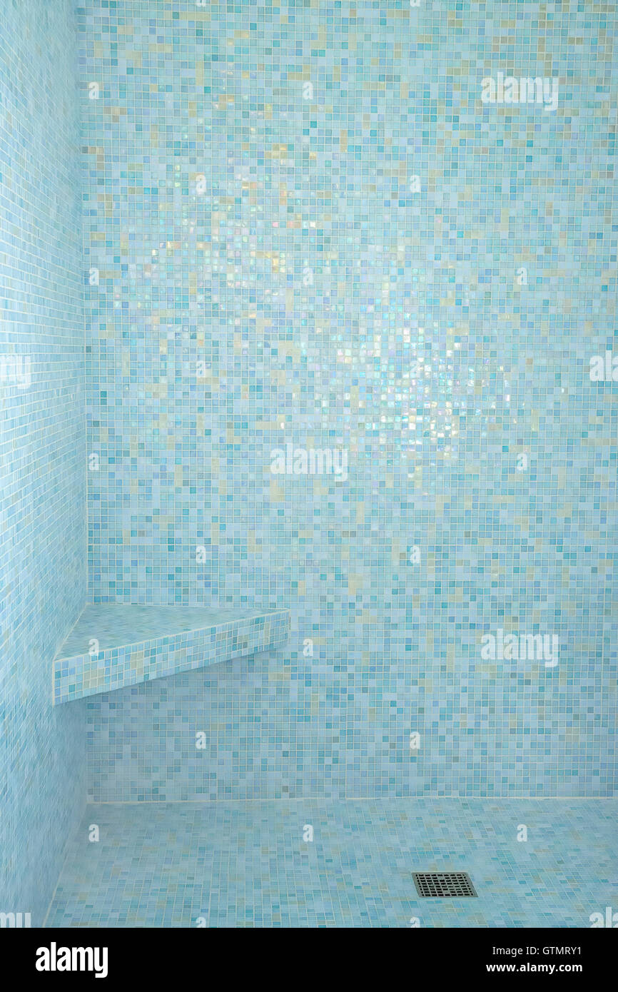 Aqua blue tessere mosaico interno doccia Vasca da bagno Foto Stock