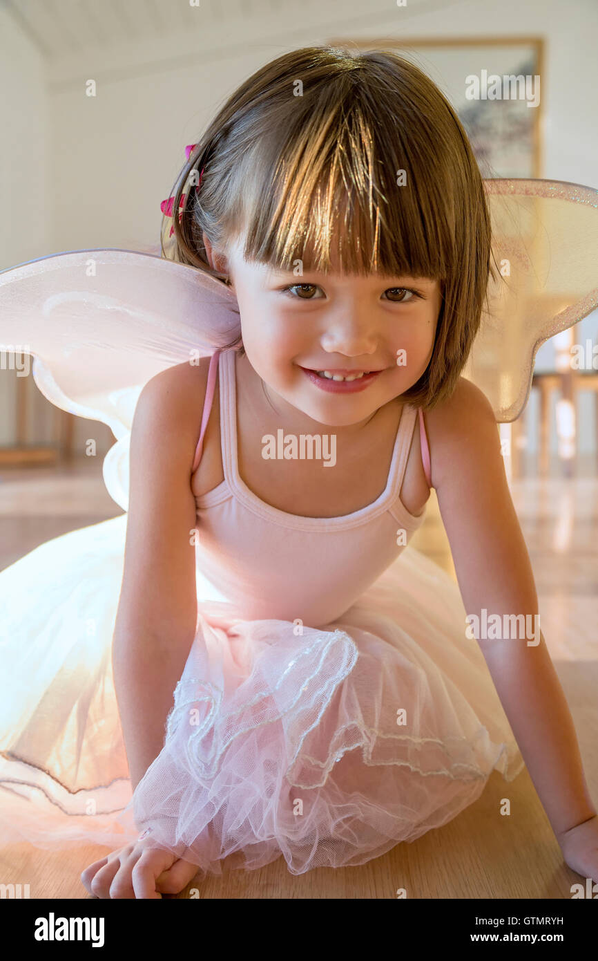 Il Toddler ragazza che indossa il suo costume fata Foto Stock