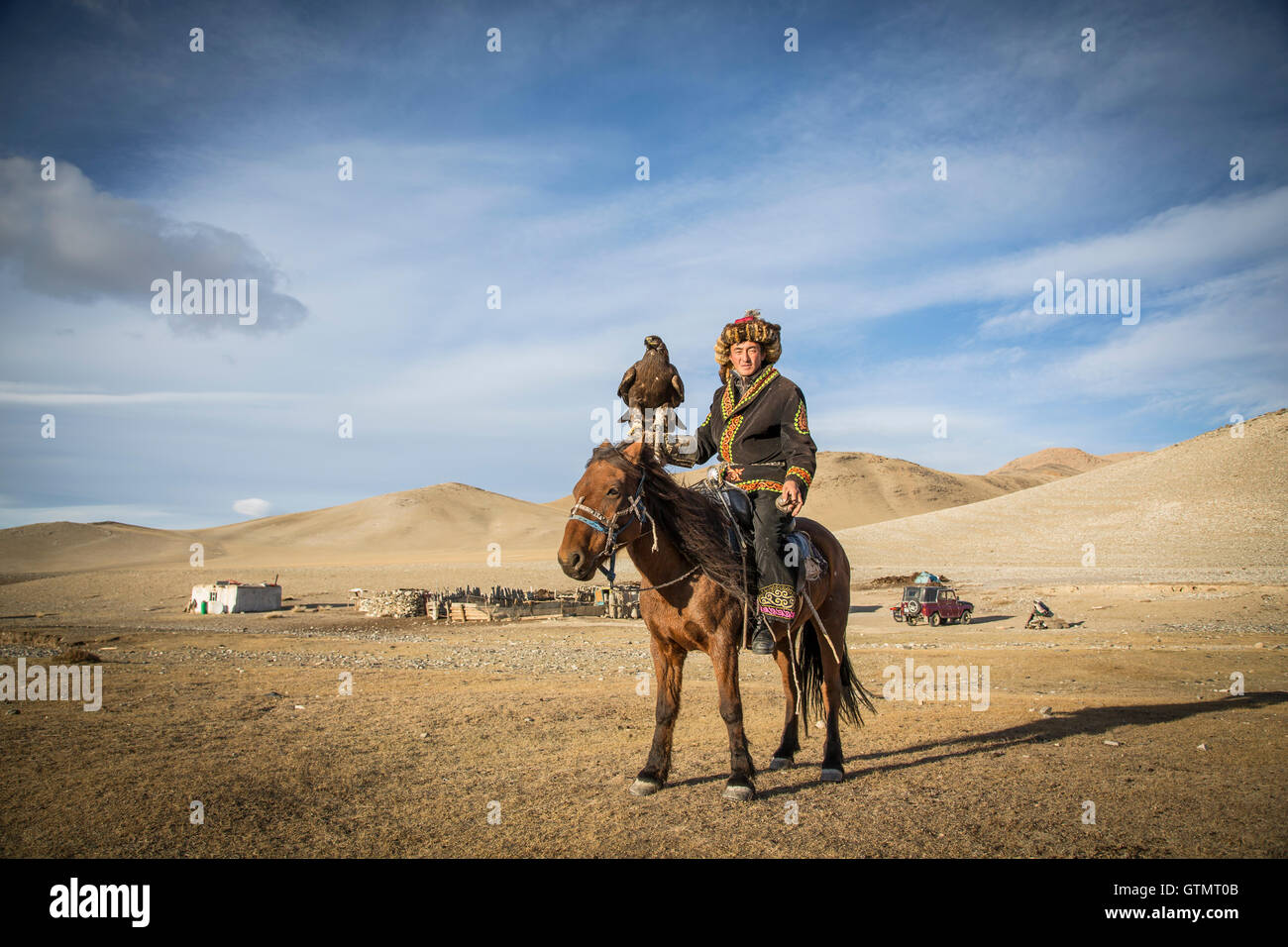 Il bayan Ulgii, Mongolia, Settembre 30th, 2015: mongola cacciatore di EAGLE con la sua aquila e cavallo Foto Stock