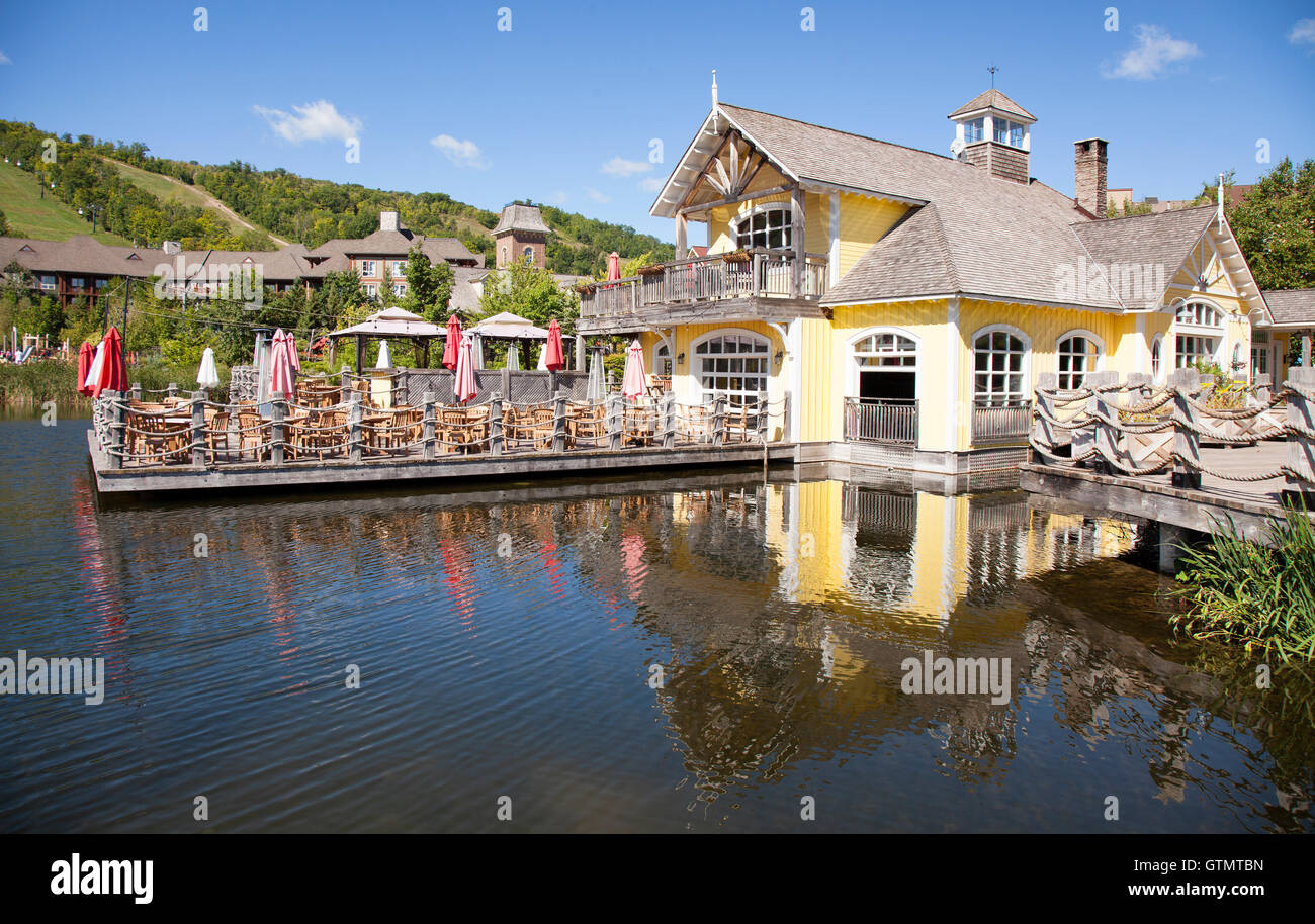 Patio acqua di stagno lago deck restaurant cibi fuori estate mountain resort collingwood ontario canada bel giallo pier Foto Stock