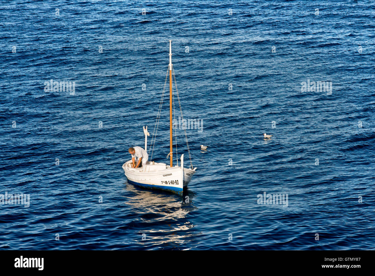 Fisher con la tradizionale barca da pesca nel giorno d'estate. Llaüt. Foto Stock
