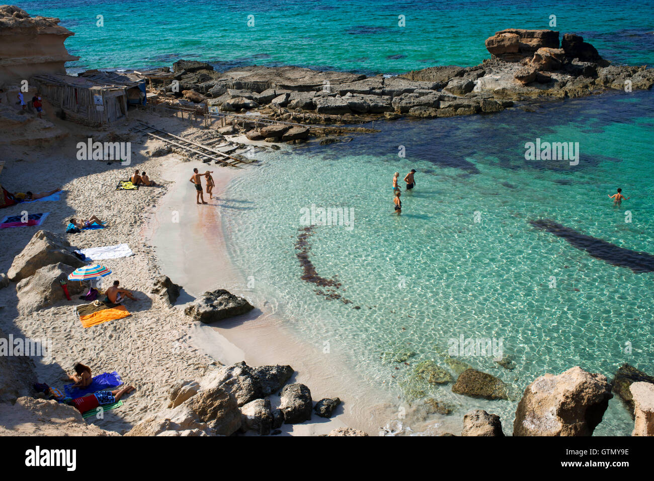 Es Caló des Mort, Spiaggia di Migjorn, Formentera, isole Baleari, Spagna. I vacanzieri, turisti, Es Caló des Mort, spiaggia, Formente Foto Stock