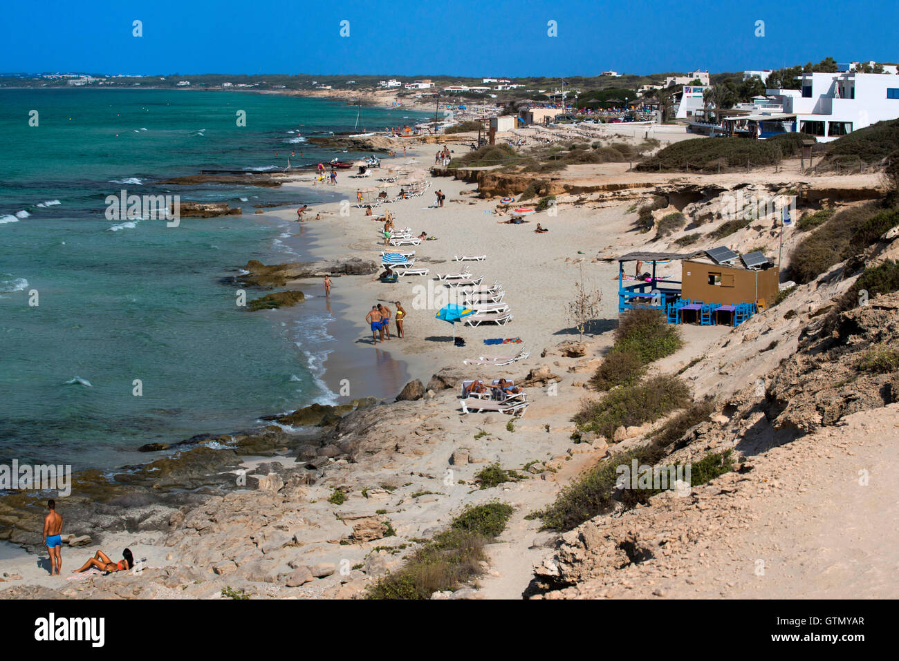Spiaggia di Migjorn, Formentera, isole Baleari, Spagna. Hotel Riu La Mola. I vacanzieri, turisti, Platja de Migjorn, spiaggia, Formen Foto Stock