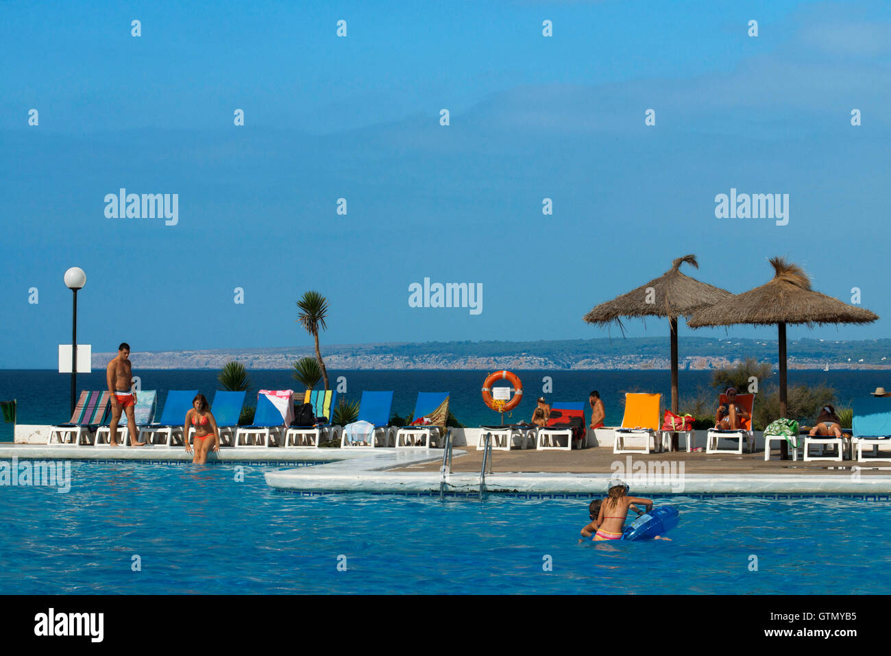Piscina di Insotel Club Maryland, Spiaggia di Migjorn, Formentera, isole Baleari, Spagna. I vacanzieri, turisti, Platja de M Foto Stock