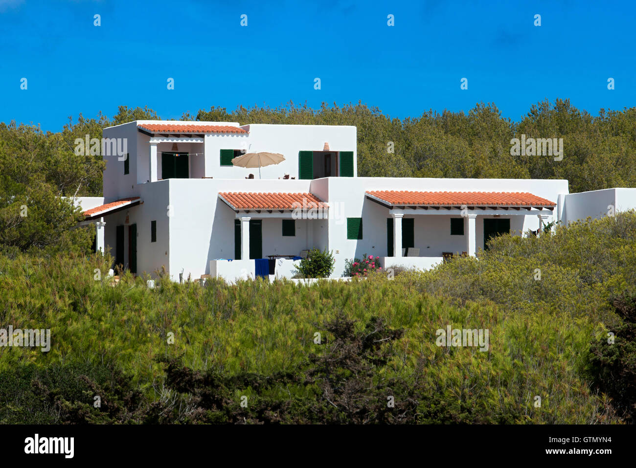 Tipica casa bianca di Formentera. Spiaggia di Migjorn, isola di Formentera, isole Baleari, Spagna. Foto Stock