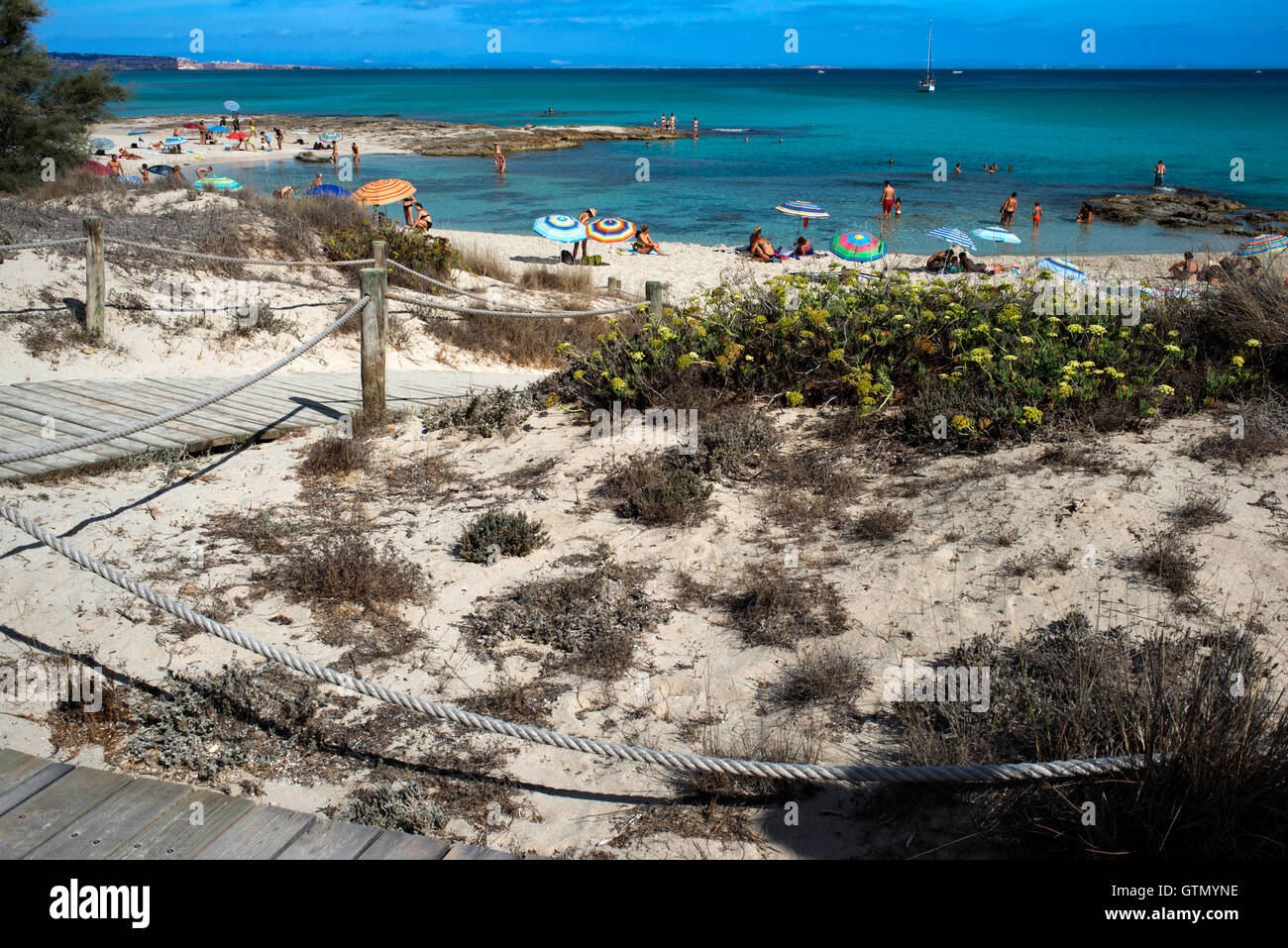Ses platgetes spiaggia di Es Calo de San Agusti, isola di Formentera, mare Mediterraneo, isole Baleari, Spagna. Può Rafalet Restaur Foto Stock