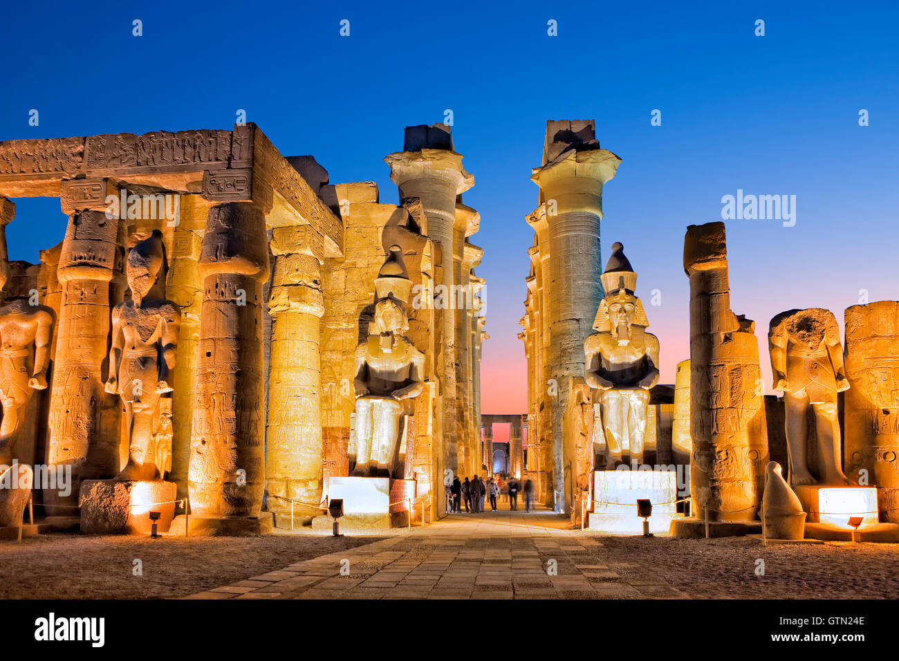 Tempio di Luxor e di notte, Egitto Foto Stock