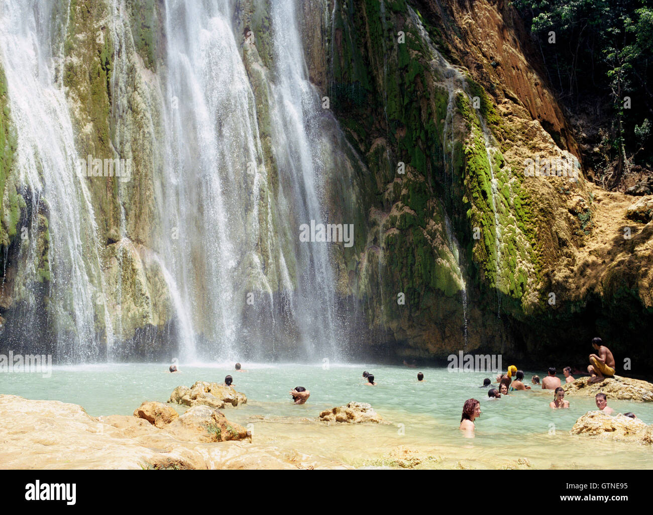 Un gruppo di turisti si rilassa a El Limon cascata. (Salto de Limon). Di  molte cascate sulla penisola di Samana,Repubblica Dominicana Foto stock -  Alamy