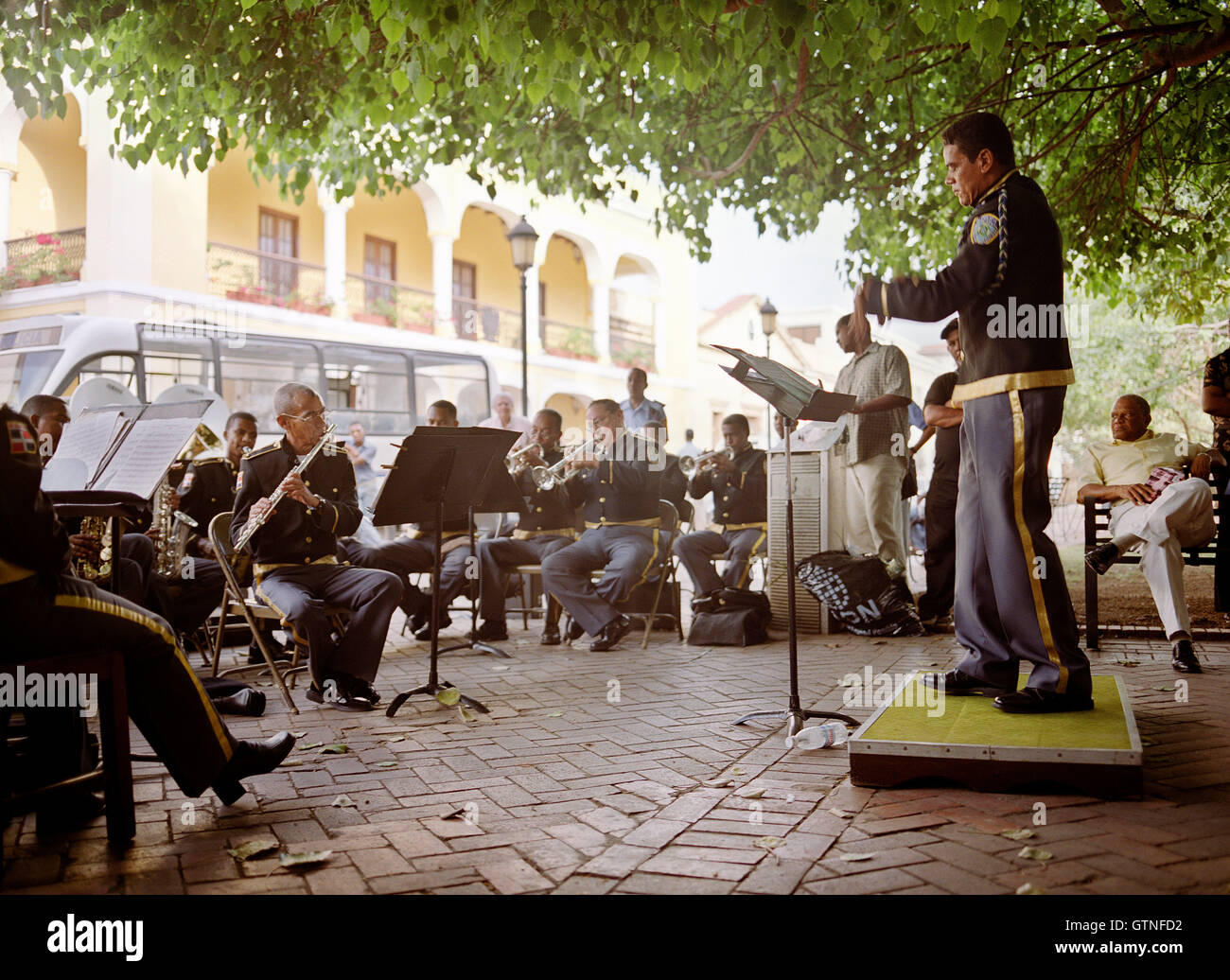 La Banda de Musica de La Policia Nationale pratiche sotto un albero nel parco del colon. Santo Domingo, Repubblica Dominicana. Foto Stock