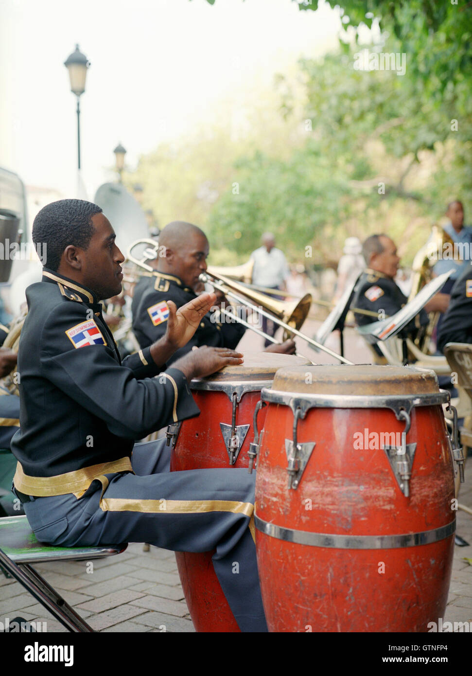 La Banda de Musica de La Policia Nationale pratiche sotto un albero nel parco del colon. Santo Domingo, Repubblica Dominicana. Foto Stock
